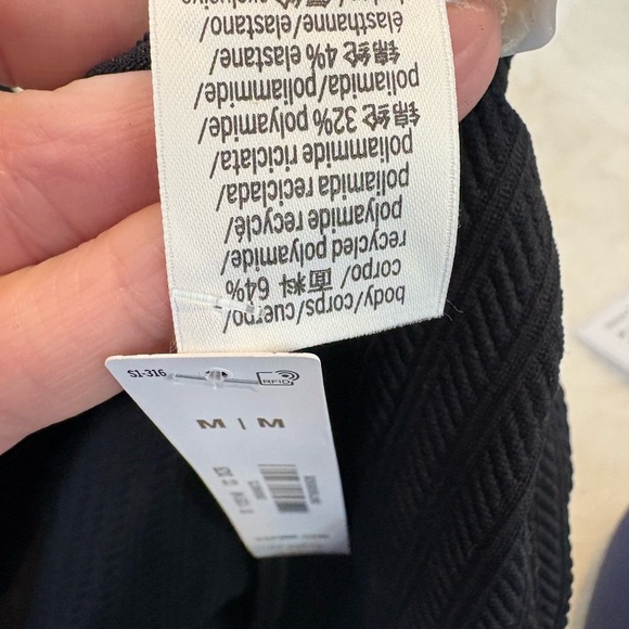 PINK Victoria’s Secret black athletic top, has cutout. Size medium NWT - Picture 2 of 3